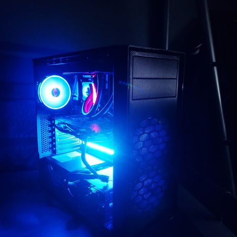 VANNAVKJØLT GAMING PC SELGES!