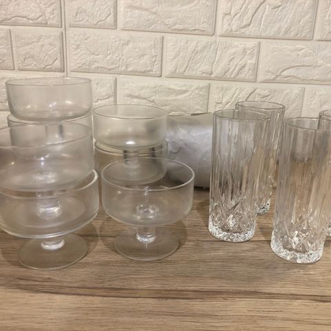 10 desser skåler og 4 glass