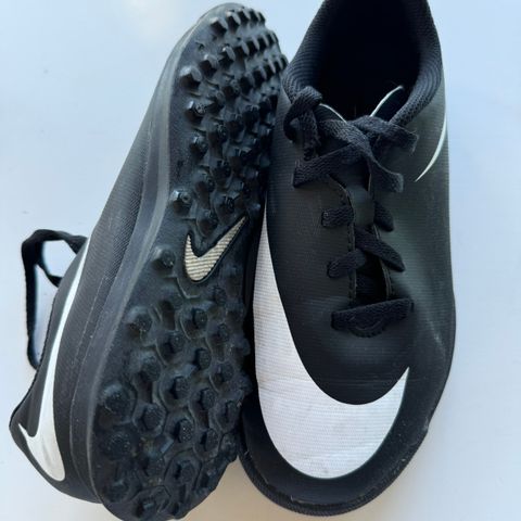 Nike fotballsko str 33,5