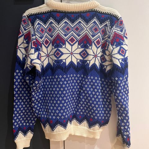 Vilja feminine sweater fra Dale of Norway.