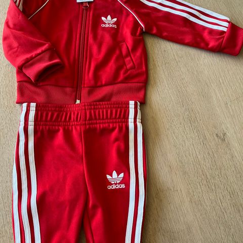 Rød Adidas-dress i str 62