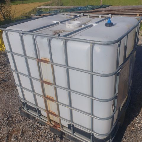 1000 liter IBC container med slangestuss