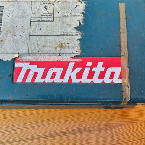 Makita slagdrill med div betongbor.