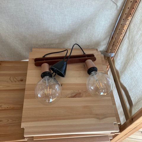 Lampe med to store lyspærer