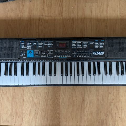 Keyboard med 61 tangenter og mange funksjoner