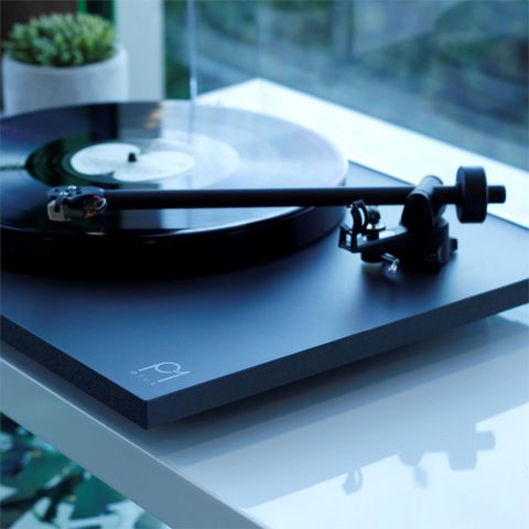 Rega Planar 1 Plus med RIAA Sort blank