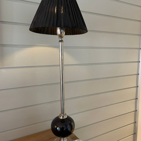 Pen og stilfull bordlampe