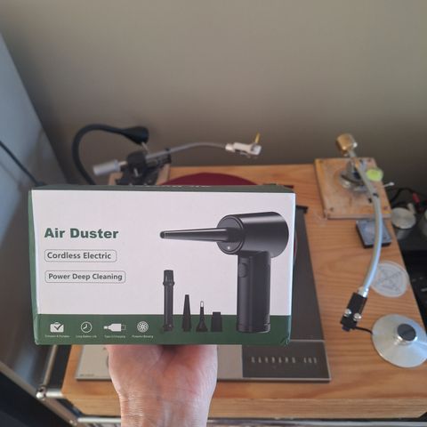 Auksjonerer bort en Air Duster for en dust