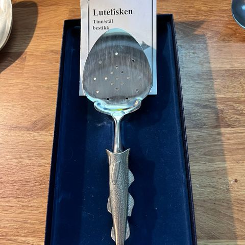 Fiskespade i tinn.  Lutefisken.