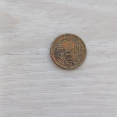 JAPAN SHOWA  År. 24 - 1949 5 yen , Due, Regjeningsbyggningen