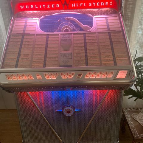 jukeboks og ca 1000 single vinylplater fra 50-60 og 70-tallet