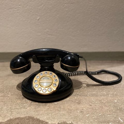 Retro svart telefon - dreieskivetelefon