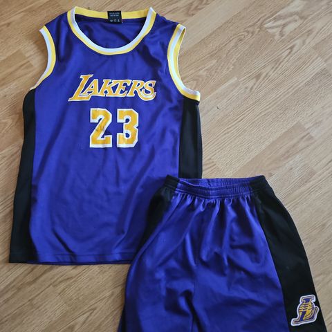 Basketballdrakt og shorts