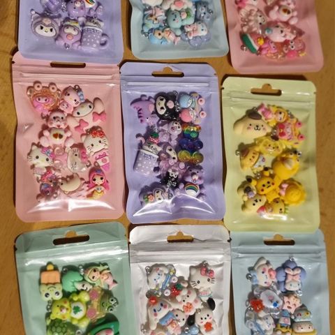 Fargetema pakker med Sanrio Kawaii mm charms