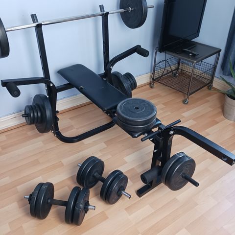 Multigym/treningsbenk og justerbare manualer