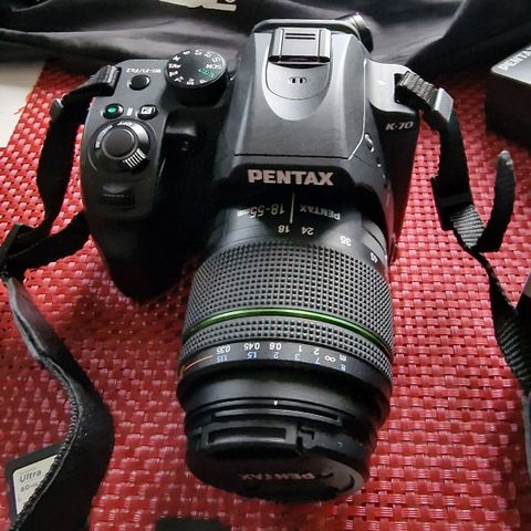 Pentax k70 med objektiver og utstyr