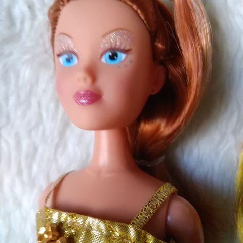 Dukke med gullkjole i Barbie størrelse og en liten dukke attpå.