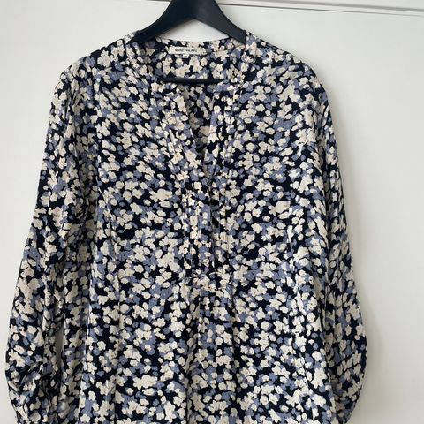 Småblomstret bluse