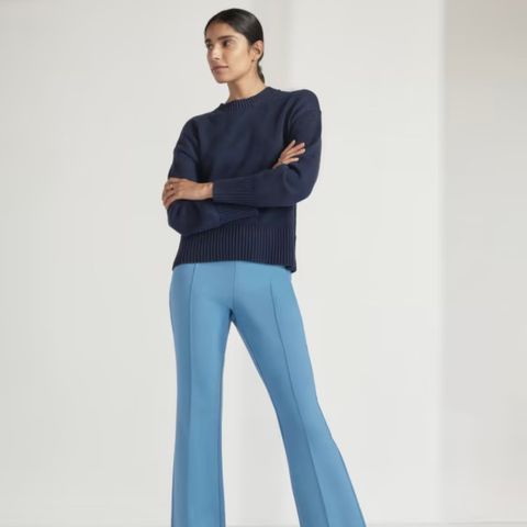 Blå myk bukse fra Everlane - the dream kick flare pant