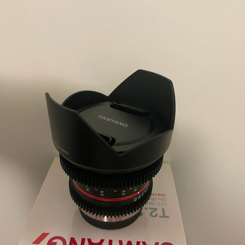 Splitter nytt Samyang T2.2/12mm til Sony E med veske