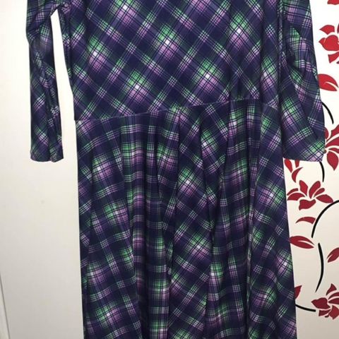 Kjole plus size Carolina dressroo tartan lilla