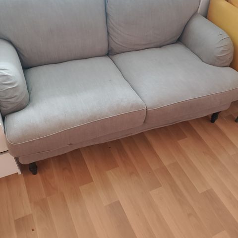 Grå to seter sofa