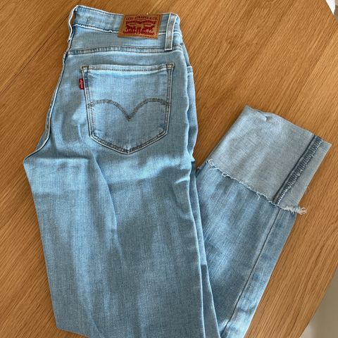 Lys blå Levis 711 Skinny, Str 26/30