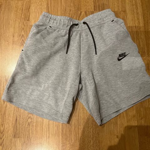 Nike Tech Fleece shorts str M, 137-147 cm