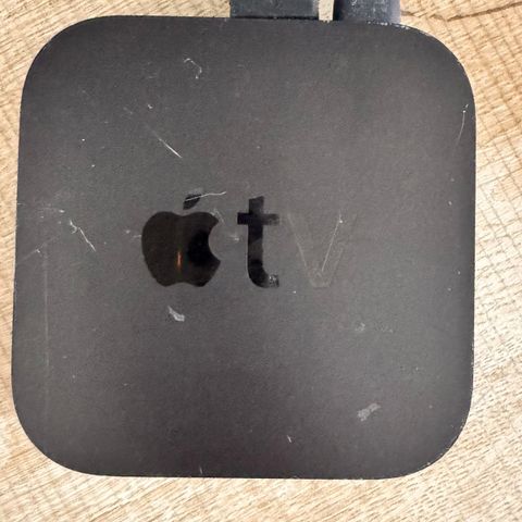 Apple Tv med fjernkontroll og kabler