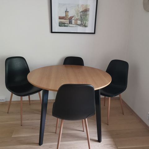 Spisebord og 4 stoler til 1800kr kr