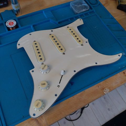 J&D 90talls Strat style pickguard og elektronikk