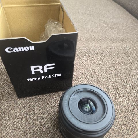 Canon RF F2.8 STM