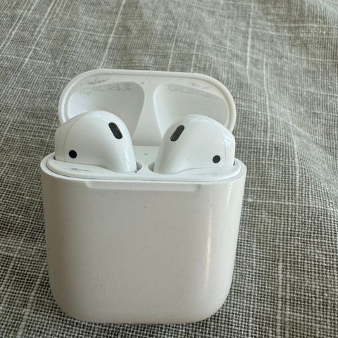 AirPods  (ladeetui med lightning-kontakt og AirPods 2 gen. - kun høyre virker)