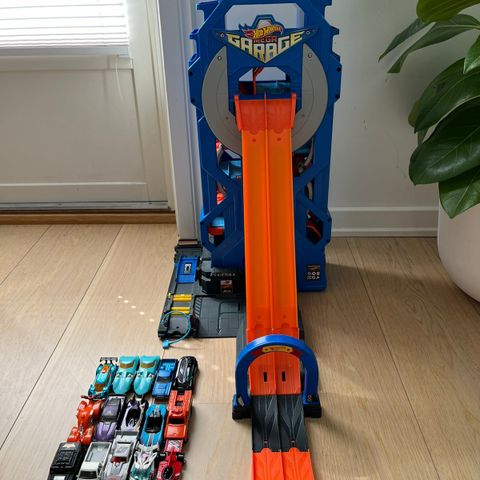 Hot Wheels Mega Garage med 12 biler