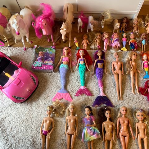 Stor pakke med Barbie og div.