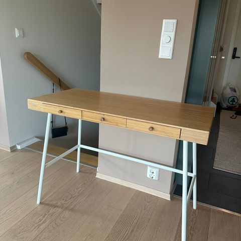 Lillåsen skrivebord fra Ikea