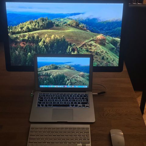 STUDENTPAKKE #2: Macbook Air 2017 1TB, Sonoma + 27" Thunderbolt, mus & tastatur