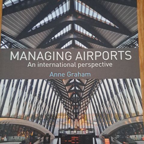 Managing Airports av Anne Graham