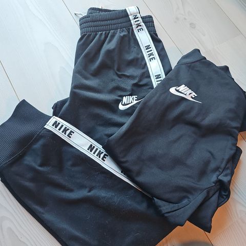 Nike joggedress str 146/152