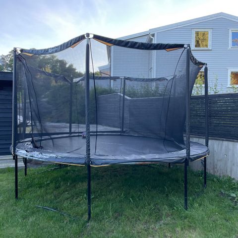 5 år gammel trampoline gis bort mot henting og demontering.