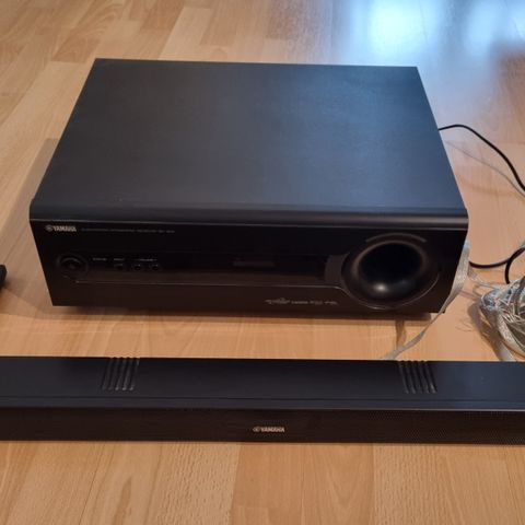 Yamaha lydplanke og receiver med integrert subwoofer