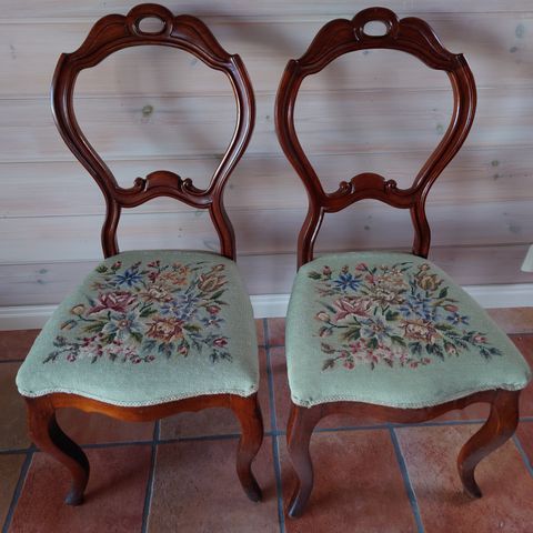 2 Stoler i mahogny med brodert trekk