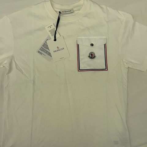 Moncler t-shirt m/ bryst lomme, uåpnet, alle labels still on!