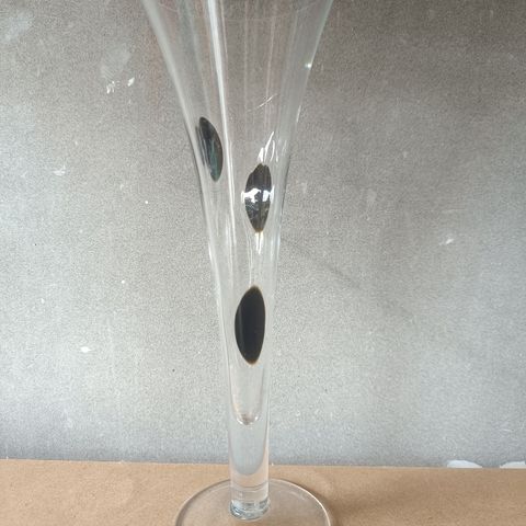 Vase i kunstglass fra svenske Orrefors (ca. 24,5 cm H)