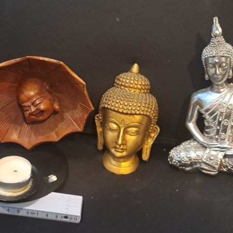 Buddha figurer selges samlet.