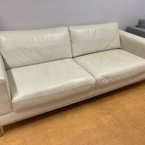 Solid sofa i hvitt skinn gis bort til første som henter!