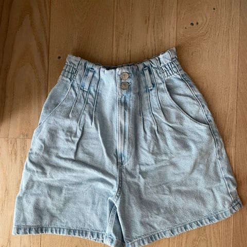 Shorts med høyt liv fra Zara