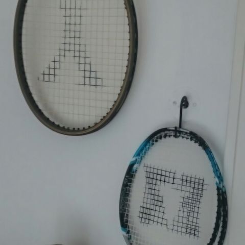 Yamaha DX400 tennisracket, 2 Classis racket,  og 6 baller.