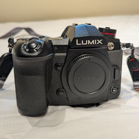 Panasonic DC-G9 med utstyr