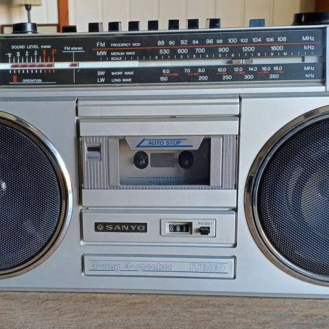 VINTAGE SANYO BOOMBOX